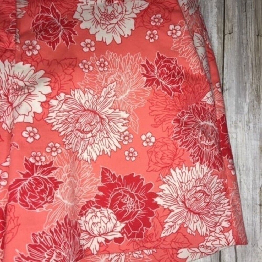 Isaac Mizrahi Peony Floral Midi Shorts Size 8 - Picture 6 of 7